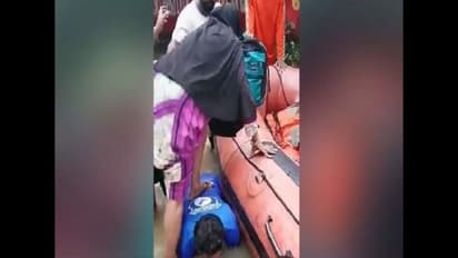 ಬೋಟ್ ಹತ್ತಲಾಗದವರಿಗೆ ಈ ಯುವಕನ ಬೆನ್ನೇ ಮಟ್ಟಿಲು!