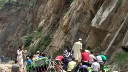 किश्तवाड़ में श्रद्धालुओं की गाड़ियों पर गिरी चट्टान, पांच की मौत, 13 घायल