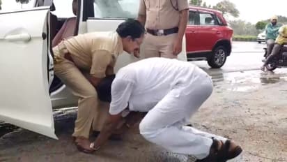 రవాణా శాఖ అధికారి కాళ్లు పట్టుకున్న కార్పొరేటర్(ఫోటో)