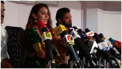 ஹோட்டல் அறை... அந்தரங்கம்... நிர்வாண போராட்டம்... லீலைகளை அம்பலப்படுத்த வரும் ஸ்ரீரெட்டி..!