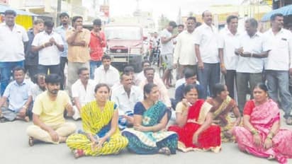 என்னை என் கணவனுடன் சேர்த்து வையுங்கள் - உறவினர்களுடன் தெருவில் இறங்கி மனைவி போராட்டம்...