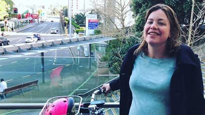 பிரசவத்துக்கு தானே சைக்கிள் ஓட்டிச் சென்று மருத்துவமனையில் அட்மிட் ஆன பெண் அமைச்சர் !! குவியும் பாராட்டு !!