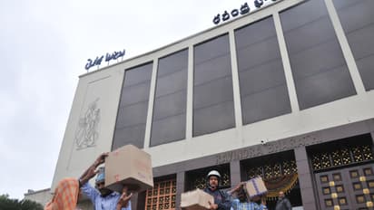 హైదరాబాద్ రవీంద్ర భారతి నుంచి కేరళకు వరద సాయం(ఫోటోలు)