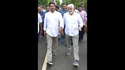 విశాఖ జిల్లాలో జగన్ యాత్ర (ఫొటోలు)