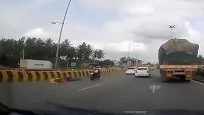 బైక్ నుంచి కింద పడ్డ జంట.....ఆ తర్వాత...?