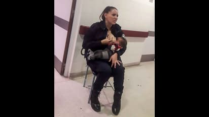 भूख के कारण रोते बच्चे को देख, लेडी पुलिस अफसर ने कुछ ऐसा किया जिसे देखकर आप भावुक हो जाएंगे