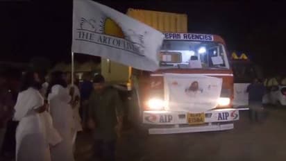 കേരളത്തിന് ആർട് ഓഫ് ലിവിംഗിന്റെ ഒമ്പതരക്കോടിയുടെ സഹായം