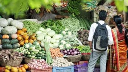 പ്രളയത്തില്‍ മുങ്ങി ഓണവിപണി; കച്ചവടക്കാരും നെയ്ത്തുകാരും നിരാശയില്‍