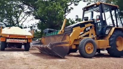 வண்டி வண்டியாக மணல் அள்ளியவர்களை மடக்கிப் பிடித்த தனிப்படை போலீஸ்; மூவர் அதிரடி கைது...