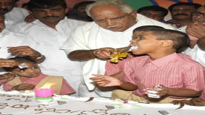 వీళ్లింతేనా.......రేవణ్న సరే యడ్డీనే మంటారు..