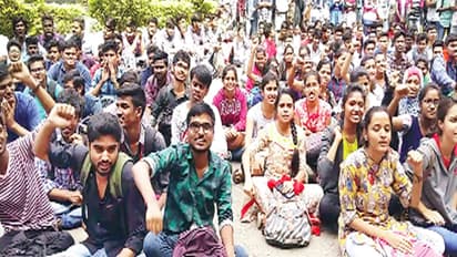 సీబీఐటీ విద్యార్థుల ఆందోళన..ఫీజులు తగ్గించాలని డిమాండ్