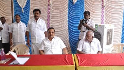 வந்ததில் முக்கால் வாசி பெருசுங்க... கூட்டி பார்த்தால் 300 கூட தேறல! காலிச் சேர்களால் நிரம்பி வழிந்த ஆலோசனை கூட்டம்!