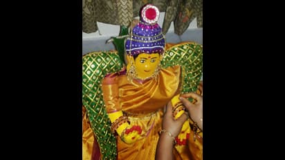 கோவிலில்  அர்ச்சனை செய்யும் போது நம் பெயரில் செய்ய வேண்டுமா? இறைவன் பெயரில் செய்யவேண்டுமா?