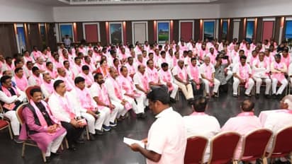 ముందస్తుకు కేసీఆర్ సై: టీఆర్ఎస్ ప్రజా ప్రతినిధులతో భేటీ (ఫోటోలు)