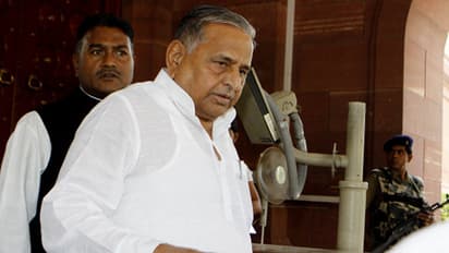 बेटे और भाई में तनातनी पर भावुक हुए मुलायम सिंह ने कहा— शायद मरने के बाद ही मिले सम्मान