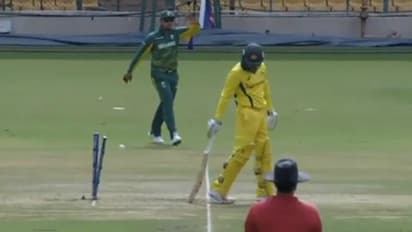 அசால்ட்டுத்தனத்தால் அம்போனு விக்கெட்டை இழந்த வீரர்.. விசித்திரமான விக்கெட்!! வைரல் வீடியோ