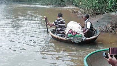 ರಸ್ತೆ ಇಲ್ಲದ್ದರಿಂದ ತೆಪ್ಪದಲ್ಲಿ ಶವ ಸಾಗಿಸಿದರು!