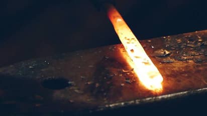 తండ్రిని కలుసుకున్నందుకు.. ఐరన్ రాడ్తో చిన్నారికి వాతలు పెట్టిన తల్లి