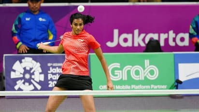 സിംഗപ്പൂര് ഓപ്പണ്: സിന്ധു സെമിയില്, സൈന പുറത്ത്