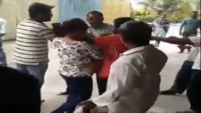 ప్రియుడితో కలిసున్న కూతురిని రెడ్ హ్యండెడ్ గా పట్టుకున్న తండ్రి (వీడియో)