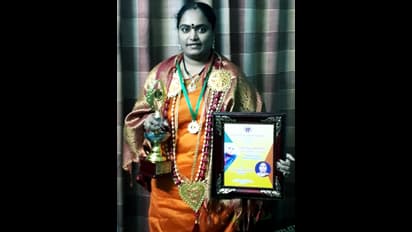 ఓరుగంటి రమాదేవి మెమోరియల్ సర్వీస్ అవార్డును అందుకున్న వడ్లమూడి అరుంధతి (వీడియో)