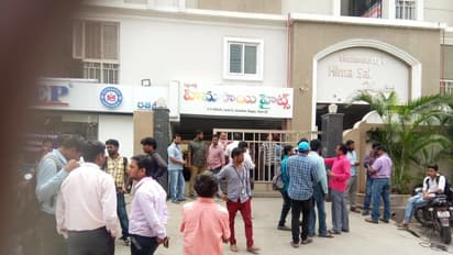 వరవరరావు ఇంటి వద్ద ఏబీవీపీ కార్యకర్తల ఆందోళన