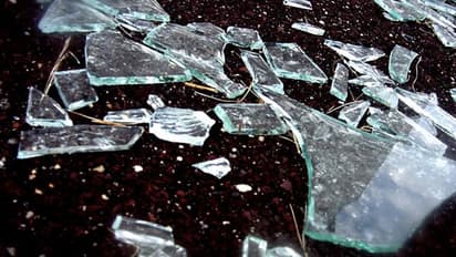 ঘরে কাঁচের ভেঙ্গে যাওয়া শুভ না অশুভ লক্ষণ, জেনে নিন আসল কারণ 