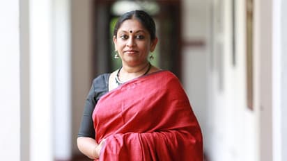 കന്യാസ്ത്രീ എന്തുകൊണ്ട് പന്ത്രണ്ടു തവണ പരാതിപ്പെട്ടില്ല എന്ന് ചോദിക്കുന്നവരോട്; കെആര്‍ മീരയ്ക്ക് ചിലത് പറയാനുണ്ട്