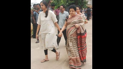 హరికృష్ణ నివాసానికి ఎన్టీఆర్ తల్లి, భార్య