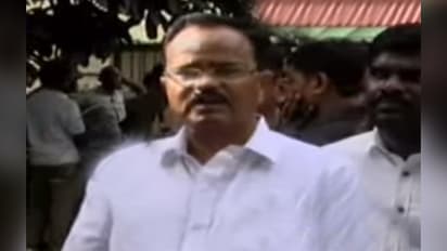 హరికృష్ణ మృతి: కన్నీళ్లు పెట్టుకొన్న మోత్కుపల్లి