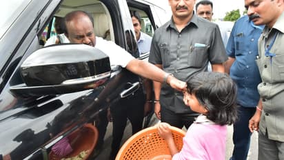 ಹೂ ಮಾರುವ ಬಾಲೆಯನ್ನು ಮಾತನಾಡಿಸಿದ ರಾಜ್ಯದ ದೊರೆ