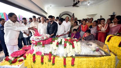 హరికృష్ణ భౌతిక కాయాన్ని సందర్శించి నివాళులు అర్పించిన కేసీఆర్