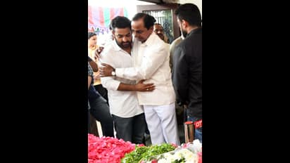 కౌగిలించుకుని జూ. ఎన్టీఆర్ ను ఓదార్చిన కేసిఆర్ (ఫొటోలు)