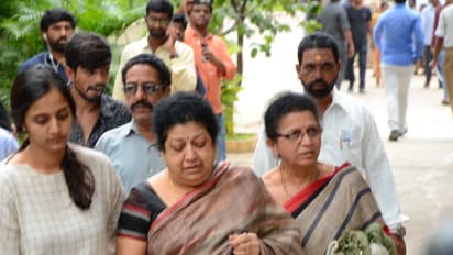 హరికృష్ణ ఇంటికి చేరుకొంటున్న ఎన్టీఆర్ కుటుంబసభ్యులు, సినీ ప్రముఖులు (పోటోలు)