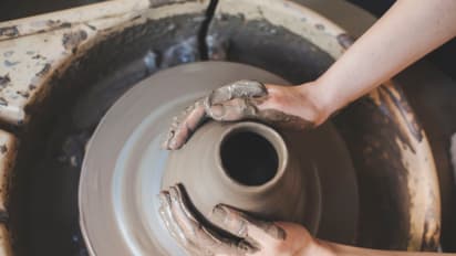 astro tips: களிமண்ணால் செய்யப்பட்ட இந்த பொருட்களை மட்டும் உங்க வீட்ல வைங்க.. மங்களகரமாக இருக்கும்!