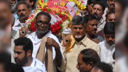 హరికృష్ణ అంత్యక్రియలు: చితికి నిప్పంటించిన కళ్యాణ్‌రామ్