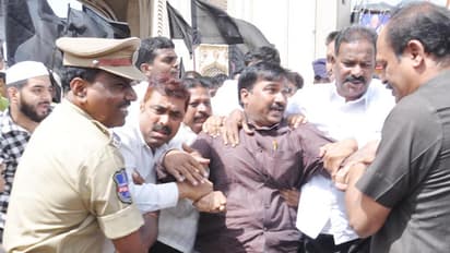 పాతబస్తీలో మెట్రో కావాలంటూ నిరసన.. జేఏసీ నేతల అరెస్ట్