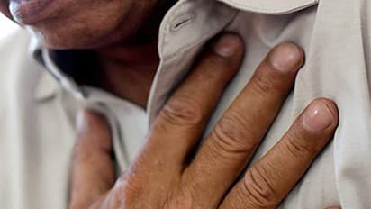 ഡ്രൈവിംഗിനിടയിൽ ഹൃദയാഘാതം സംഭവിച്ച ആളെ പൊലീസുകാരൻ രക്ഷപ്പെടുത്തിയത് ഇങ്ങനെ