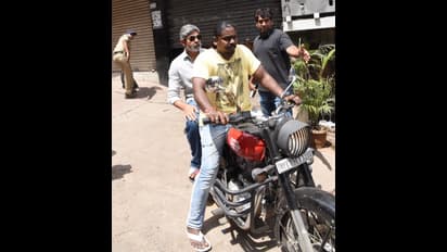 హరిక్రిష్ణ అంతిమయాత్రకు బైక్ పై వెళ్లిన జగపతిబాబు (ఫోటోలు)