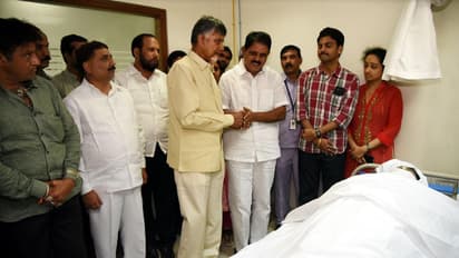 మంత్రి పల్లె భార్య ఉమ కన్నుమూత: చంద్రబాబు పరామర్శ (ఫోటోలు)