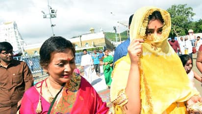 ముఖాన్ని దాచేసిన శ్రియ.. కారణం ఏంటో..?