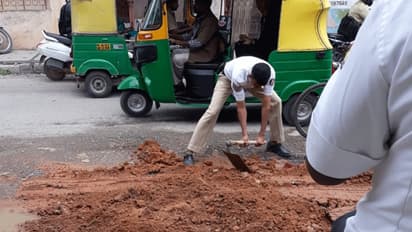 ಟ್ರಾಫಿಕ್ ಜಾಮ್ ನಿಯಂತ್ರಣಕ್ಕೆ ರಸ್ತೆ ಗುಂಡಿ ಮುಚ್ಚಿದ ಪೇದೆ..!