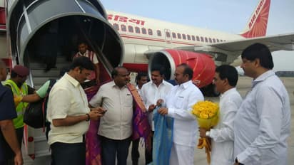 కనకదుర్గ అమ్మవారిని సందర్శించుకొన్న కర్ణాటక సీఎం కుమారస్వామి(పోటోలు)