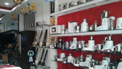 പ്രളയക്കെടുതി; വ്യാപാര സ്ഥാപനങ്ങളില് ജനത്തിരക്ക് കൂടുന്നു