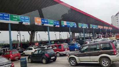 జగ్గయ్యపేట వద్ద భారీగా ట్రాఫిక్ జాం: ఏపీలోకి అనుమతించని పోలీసులు