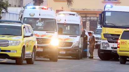 ആംബുലന്സിന് വഴി നല്കാന് ചുവപ്പ് സിഗ്നല് ലംഘിക്കാമോ? ദുബായ് പൊലീസിന്റെ വീഡിയോ കാണാം