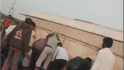 ಟ್ಯಾಂಕರ್ ಪಲ್ಟಿ ; ಪೆಟ್ರೋಲ್ ತುಂಬಿಸಿಕೊಳ್ಳಲು ಮುಗಿಬಿದ್ದ ಜನ