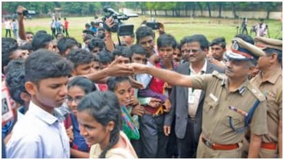 சிவில் சர்வீஸ் தேர்வில் மாநிலத்தில் முதல் இடம் பிடித்தவர் தான் இன்றைய ஆணையர் ஏ.கே.விஸ்வநாதன்..!