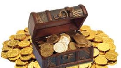 ಸಂಬಂಧಿಕರನ್ನ ಕರೆಸಿ ನಿಧಿಗಾಗಿ ತಮ್ಮ ಮನೆನೇ ಅಗೆದ್ರು!