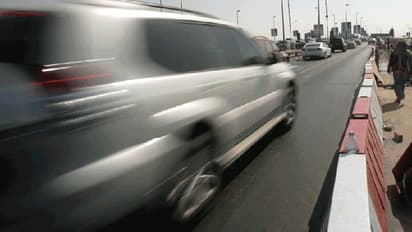 భీభత్సం... నిర్లక్ష్యపు డ్రైవింగ్, ఇద్దరు చిన్నారులపైకి దూసుకెళ్లిన కారు